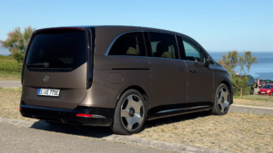 Rear three-quarter view of the Mercedes VLE 300 in Velvet Brown