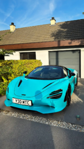 Front three-quarter view of the McLaren 750S Spider in Tokyo Cyan