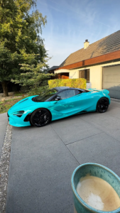 Side profile of the McLaren 750S Spider in Tokyo Cyan