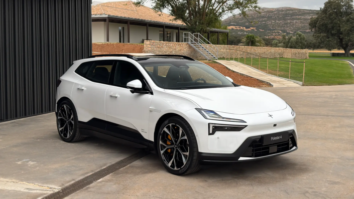 Front three-quarter view of the Polestar 4 SUV Performance in Snow at Ascari, Spain